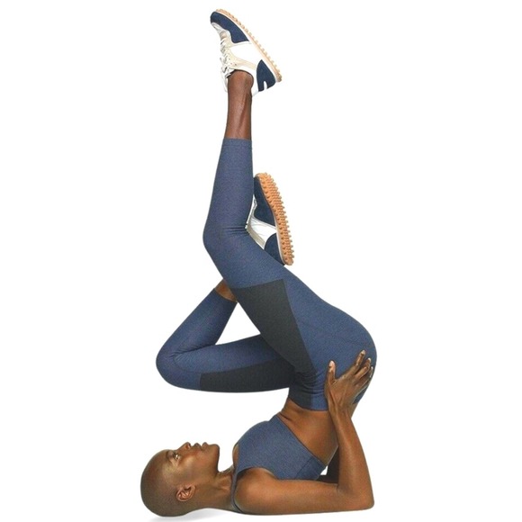 Outdoor Voices Warmup 3/4 Two-Tone Leggings in Black & Navy Blue - Picture 4 of 13